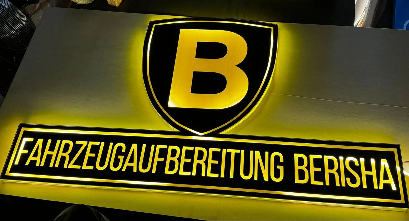 Werbemittel Weil - FAHRZEUGAUFBEREITUNG BERISHA gelbes Hinweisschild mit Beleuchtung